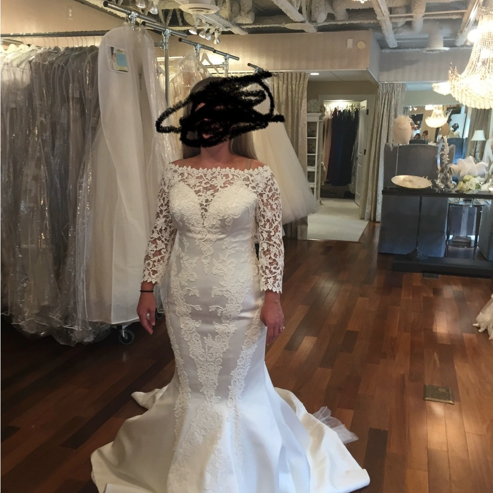 Elegant Lace Wedding Dress in Cream - Picture 3 of 3